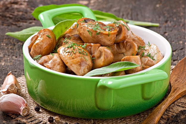 Champignons sautés dans un bol