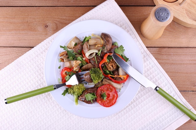 Champignons sauvages braisés avec légumes et épices sur assiette sur table