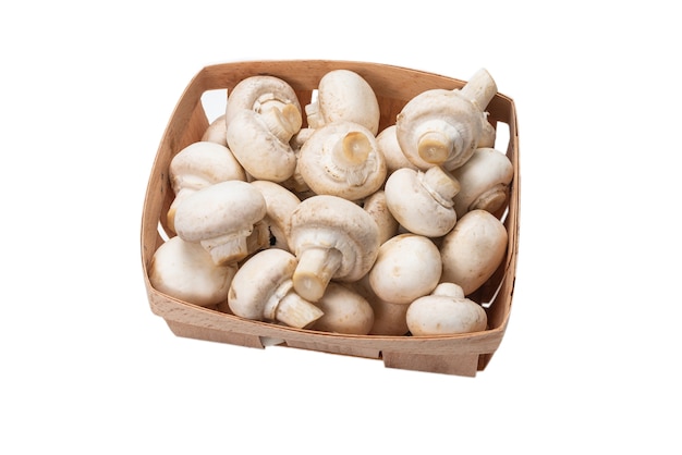 Champignons savoureux isolés sur blanc