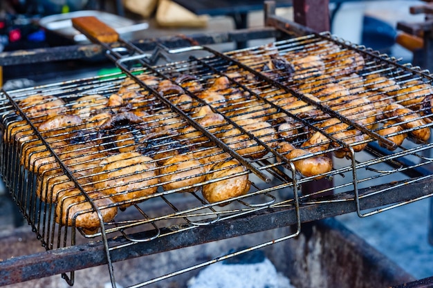 Champignons se préparant dans un barbecue en pique-nique