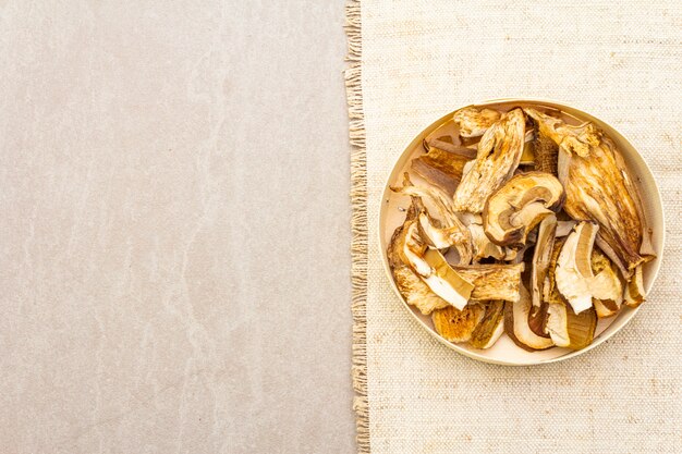 Champignons séchés dans un bol