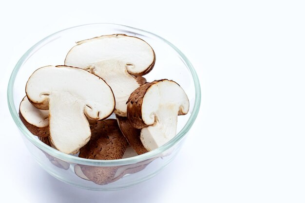 Champignons shiitake frais sur blanc