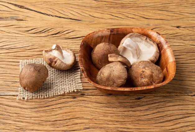 Champignons shimeji dans un bol sur une table en bois