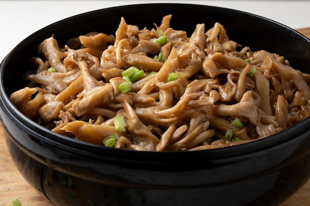 Champignons Shimeji servis avec ciboulette dans un bol