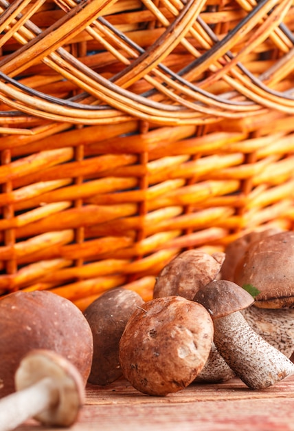 Champignons sur table en bois gros plan