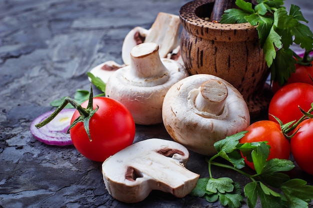 Champignons, tomates cerises et oignons rouges. Mise au point sélective