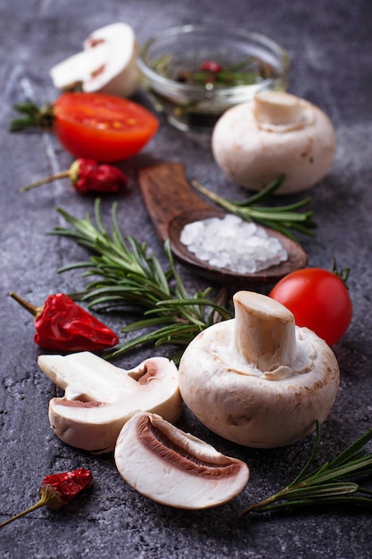 Champignons, tomates, romarin, sel et huile. Fond de nourriture