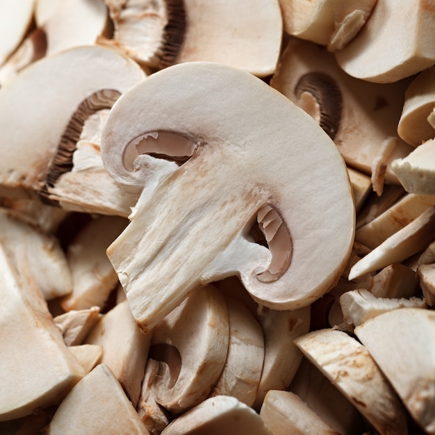 Champignons tranchés pour la friture.