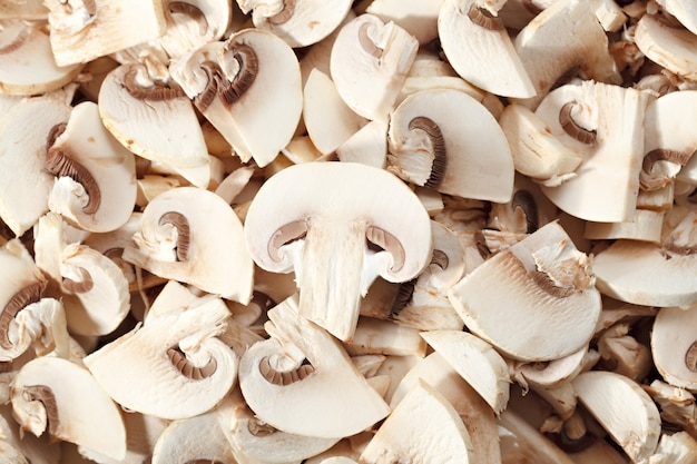 Champignons tranchés pour la friture.