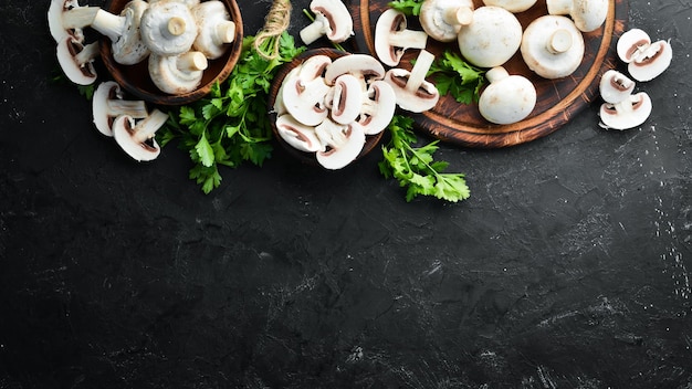 Champignons tranchés sur une surface de table noire Vue de dessus Espace libre pour le texte