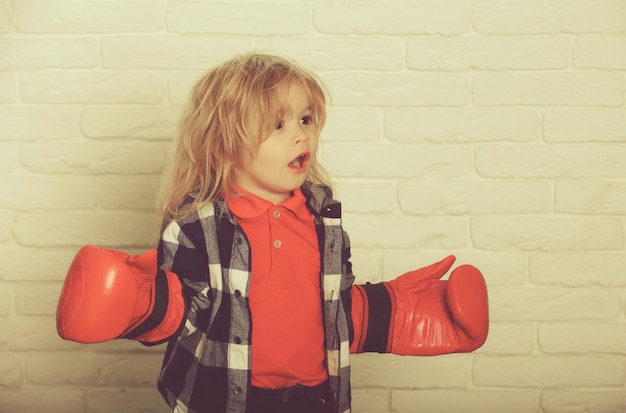 Champion Ou Petit Garçon Heureux Dans La Pose Gagnante De Gants De Boxe Rouges