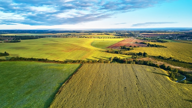 Champs de l'agriculture septembre panorama aérien paysage d'automne ensoleillé Meadows river village road