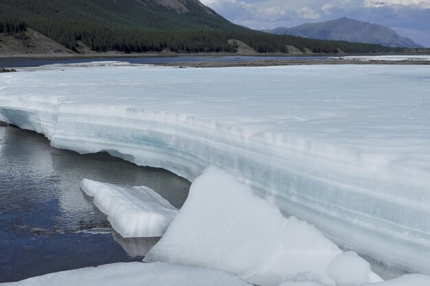 Les champs de glace permanents dans la marée de la rivière Yakut