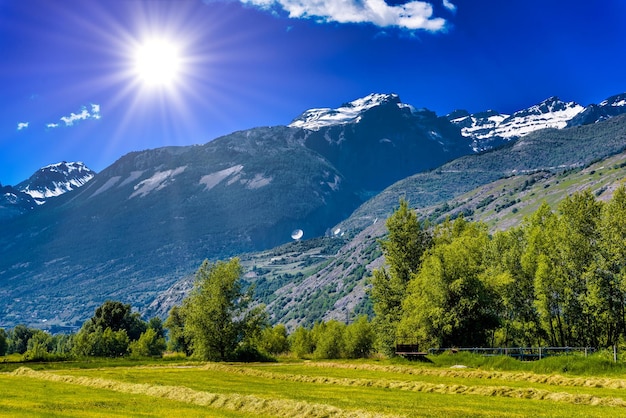 Champs et prairies avec les montagnes des Alpes suisses Agarn Leuk Visp