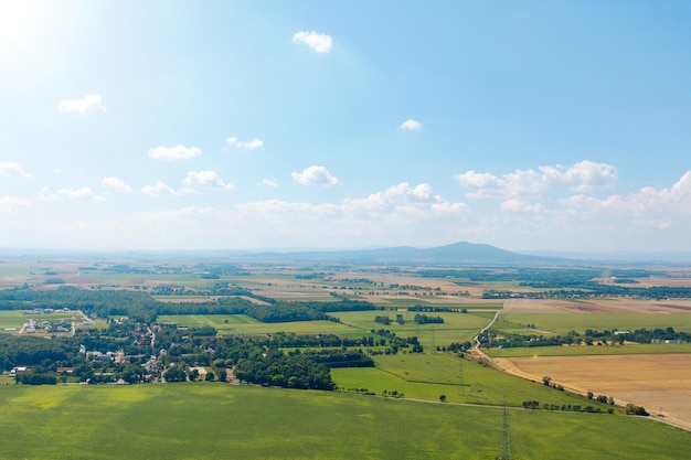 Champs verts de paysage rural et petites montagnes à l'arrière-plan