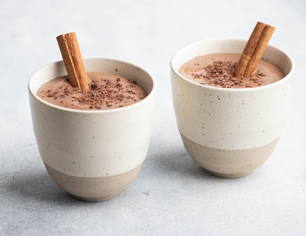 Champurrado, boisson traditionnelle mexicaine au maïs avec un accent sélectif sur le chocolat