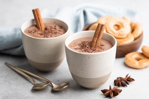 Photo champurrado boisson traditionnelle mexicaine au maïs avec un accent sélectif sur le chocolat