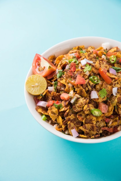 Chana chor jor garam - Chat indien épicé au bord de la route ou collation, servi dans une assiette ou un bol sur fond coloré ou en bois. Mise au point sélective