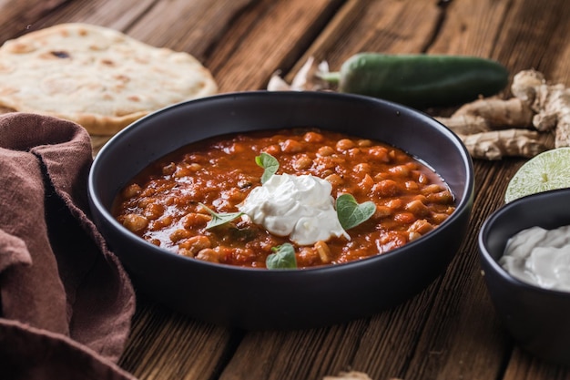 Photo chana masala curry de pois chiches épicé servi avec des chapatis