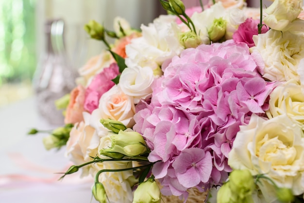 Les chandeliers candélabres sont de couleur dorée, décorant la table des invités au mariage. Table de chambre pour le débarquement des invités.