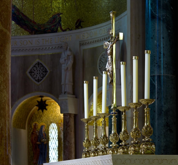 Chandeliers ornés sur l'autel de l'église avec croix d'or