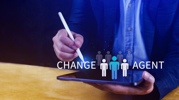 Change Agents concept Changements de leadership pour développer l'organisation pour le succès Homme d'affaires tenant une icône humaine avec le mot Change Agent