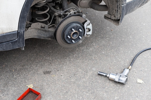 Changement de roue sur une voiture