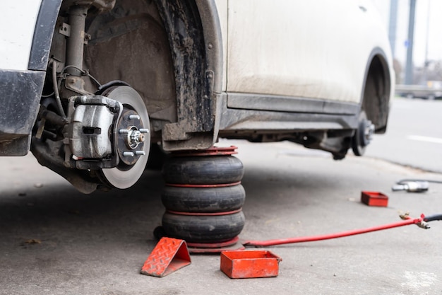 Changement de roue sur une voiture