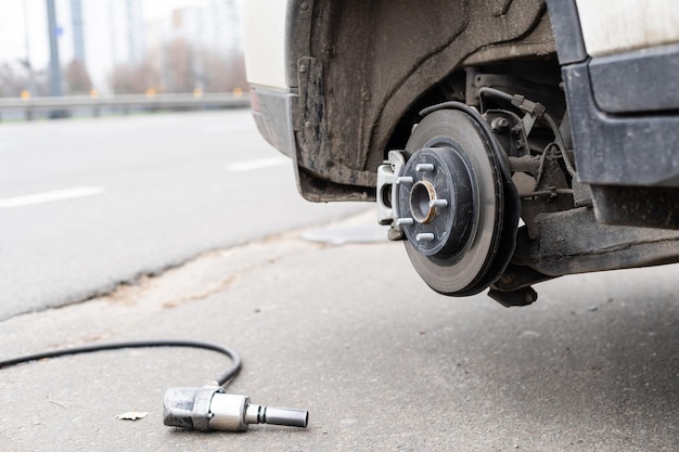 Changement de roue sur une voiture