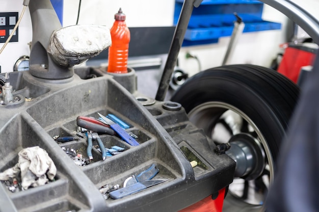 Changement de roue sur une voiture