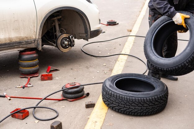 Changement de roue sur une voiture