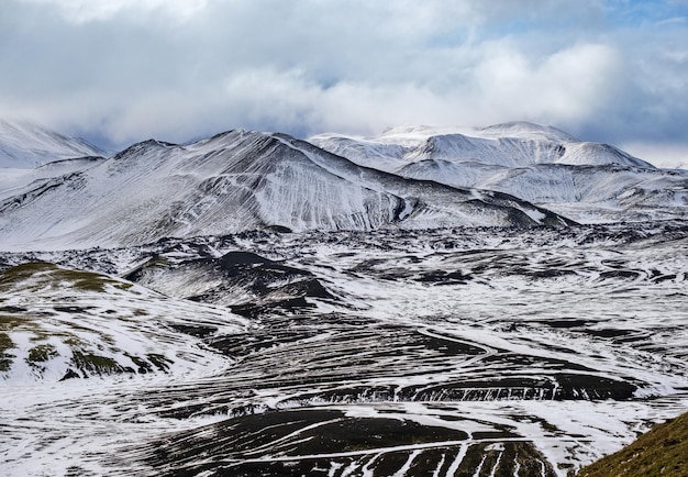 Changement de saison dans les hautes terres du sud de l'Islande Montagnes Landmannalaugar colorées sous la couverture de neige en automne