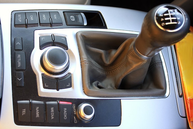 Changement de vitesse dans la voiture avec des boutons Manipuler une transmission manuelle