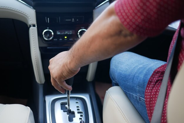 Changement de vitesse de main masculine dans la voiture