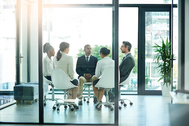 Changements de paradigme en cours Photo d'un groupe diversifié d'hommes d'affaires réunis dans la salle de conférence