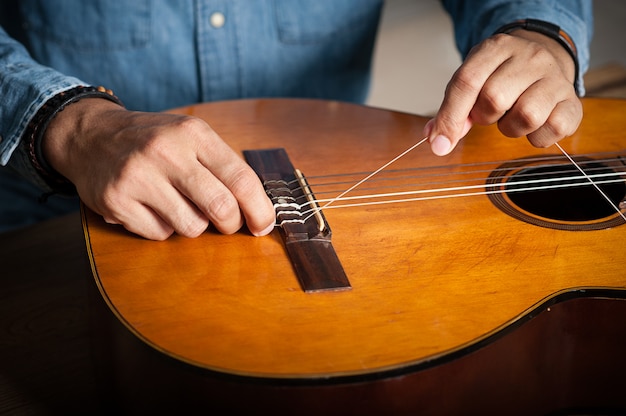 Changer les cordes de guitare classique