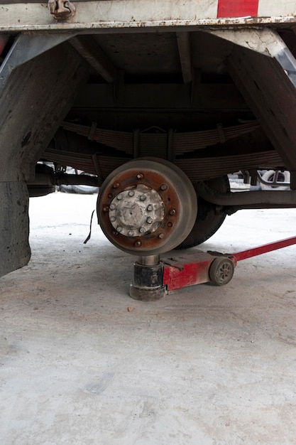 Changer les roues du camion à l'aide d'un cric de levage.