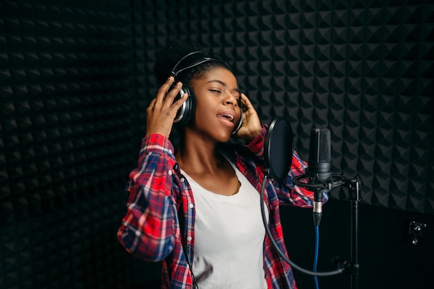 Chansons de chanteuse en studio d'enregistrement audio