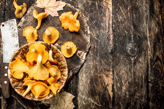 Chanterelle aux champignons dans le panier.