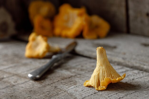 Chanterelle de champignons sur fond vintage en bois