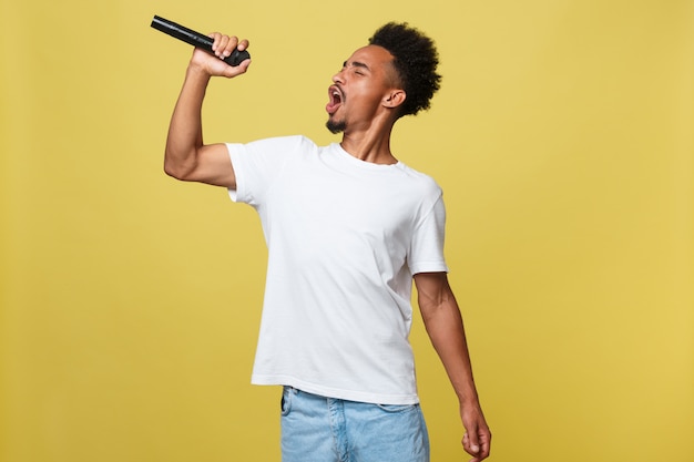 Chanteur afro-américain jouant avec un microphone.