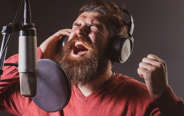 Chanteur de karaoké homme chantant avec le visage d'expression de microphone de musique se bouchent