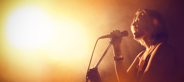 Chanteuse effectuant dans un club illuminé