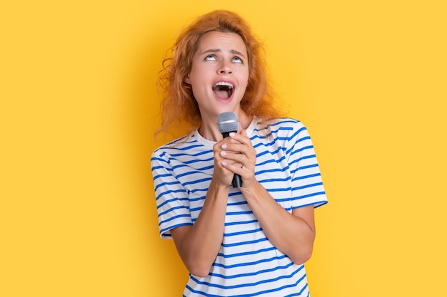 chanteuse isolée sur fond jaune jeune chanteuse chanteuse dans le studio chanteuse