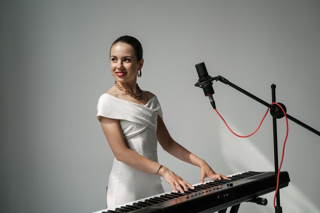 La chanteuse joue du clavier