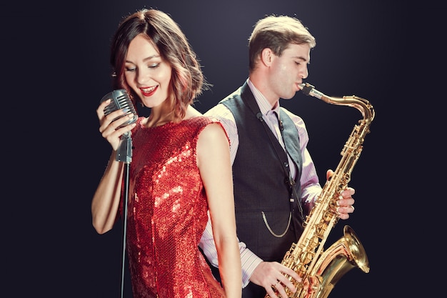 Chanteuse et saxophoniste