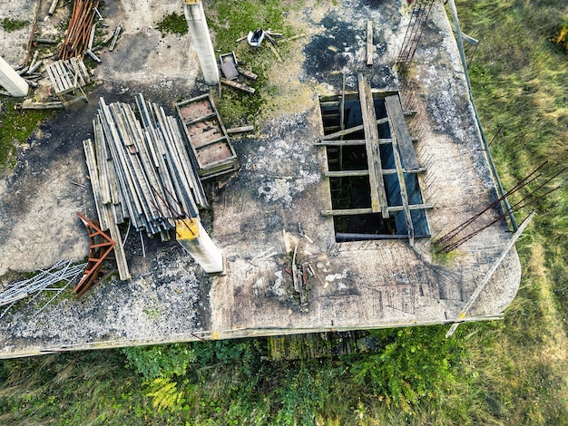 Chantier abandonné d'une maison monolithique en béton armé Matériaux de construction abandonnés Arrêter le financement de la construction Tir depuis un drone