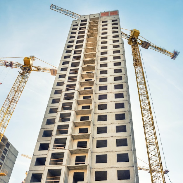 Chantier de construction avec bâtiments et grues industrielles