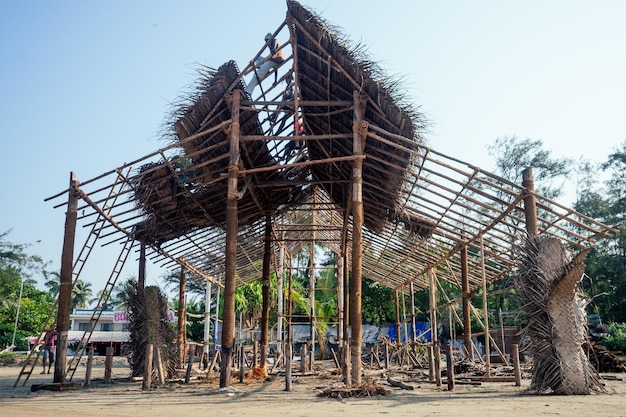 Chantier de construction d'un café touristique sur la plage indienne de goa