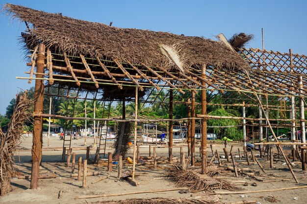 Chantier de construction d'un café touristique sur la plage indienne de goa